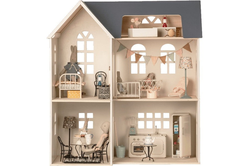 Dollhouses and Playscapes for 6 & 7 Year Olds