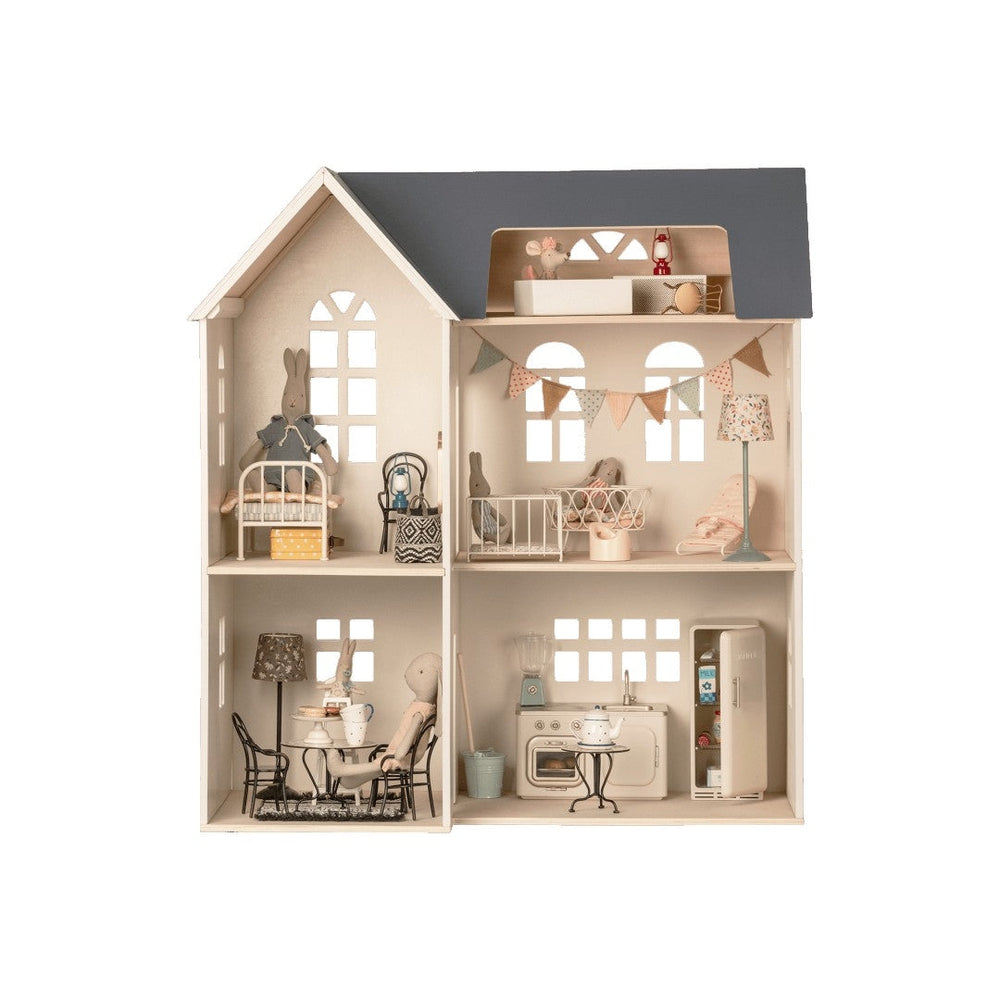 Dollhouses and Playscapes for 6 & 7 Year Olds