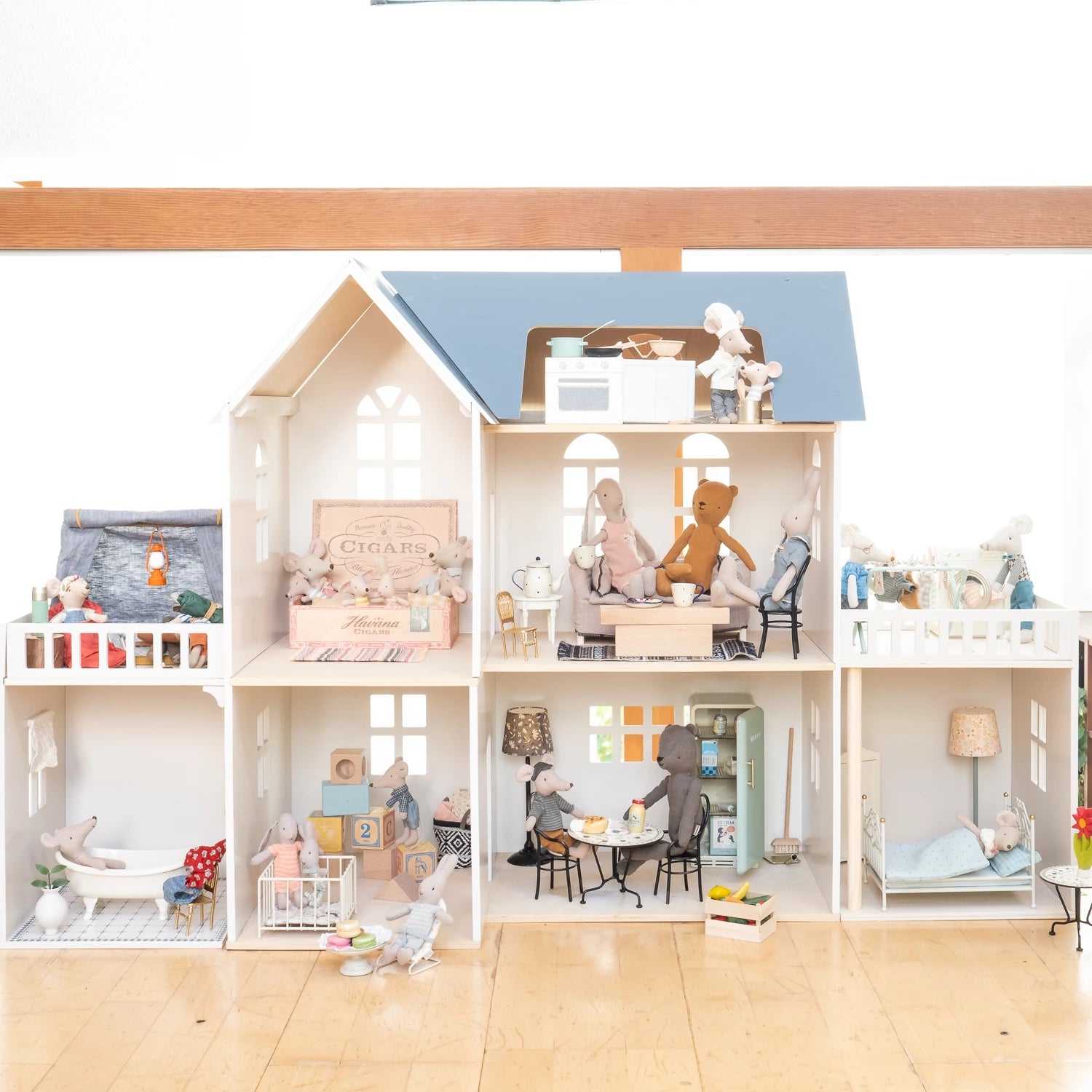 Dollhouses & Playscapes