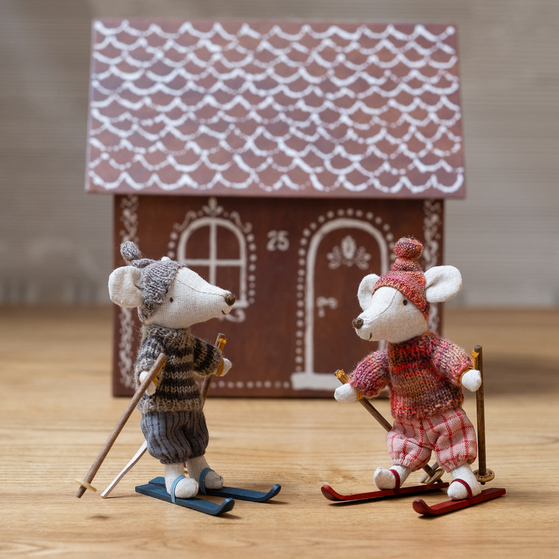 Maileg winter mouse big brother with ski set - grey 2024 – Dilly