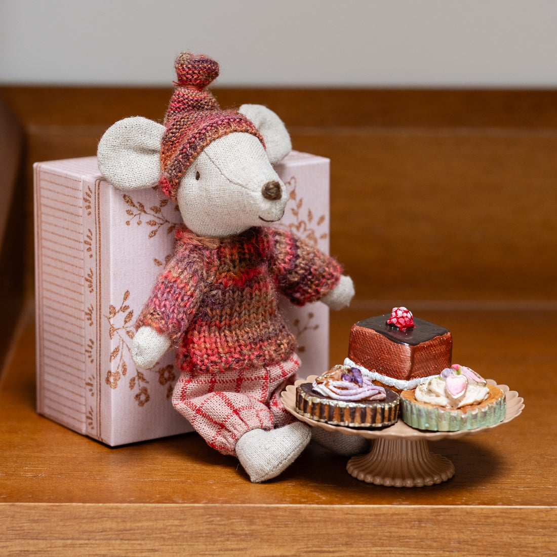 Maileg mini cakes and cake stand – Dilly Dally Kids