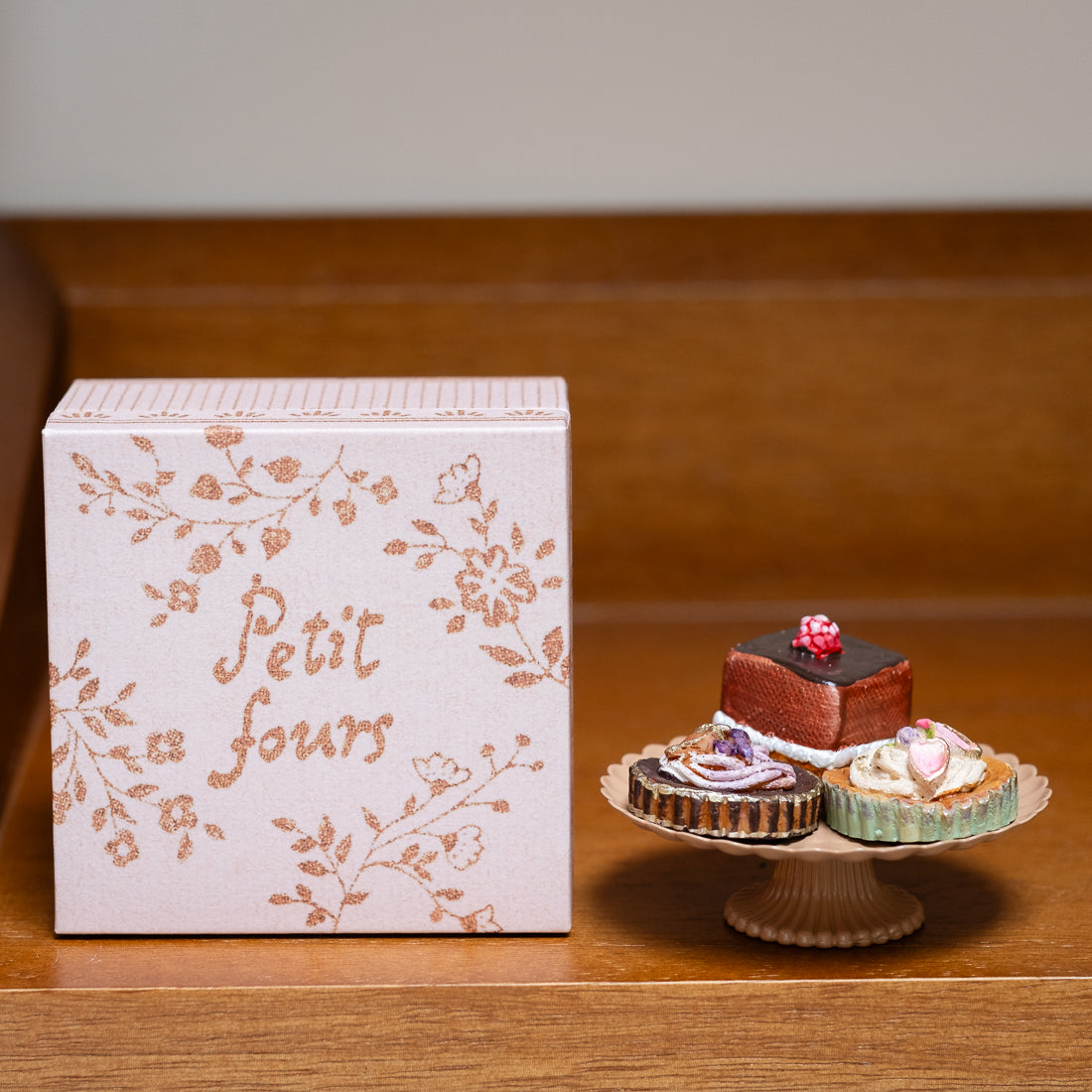 Maileg mini cakes and cake stand – Dilly Dally Kids
