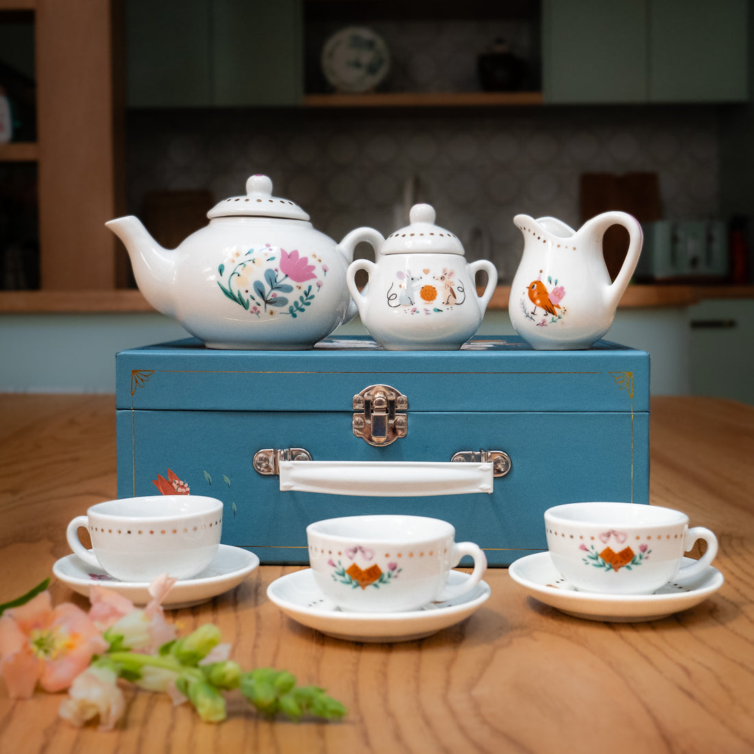 Parisiennes ceramic tea set Dilly Dally Kids